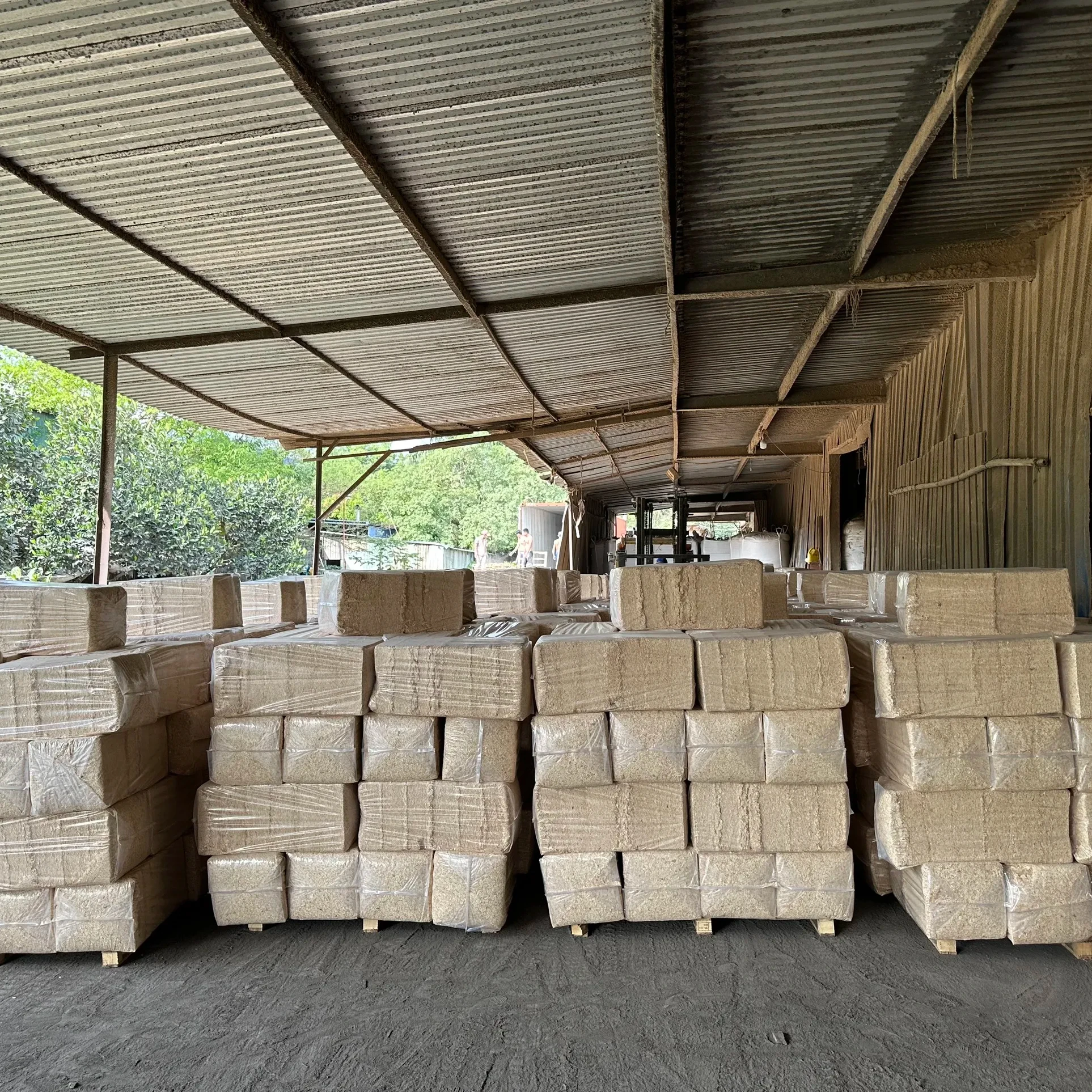 Сосновые древесные опилки для подстилки животных 100% сосновые бритья