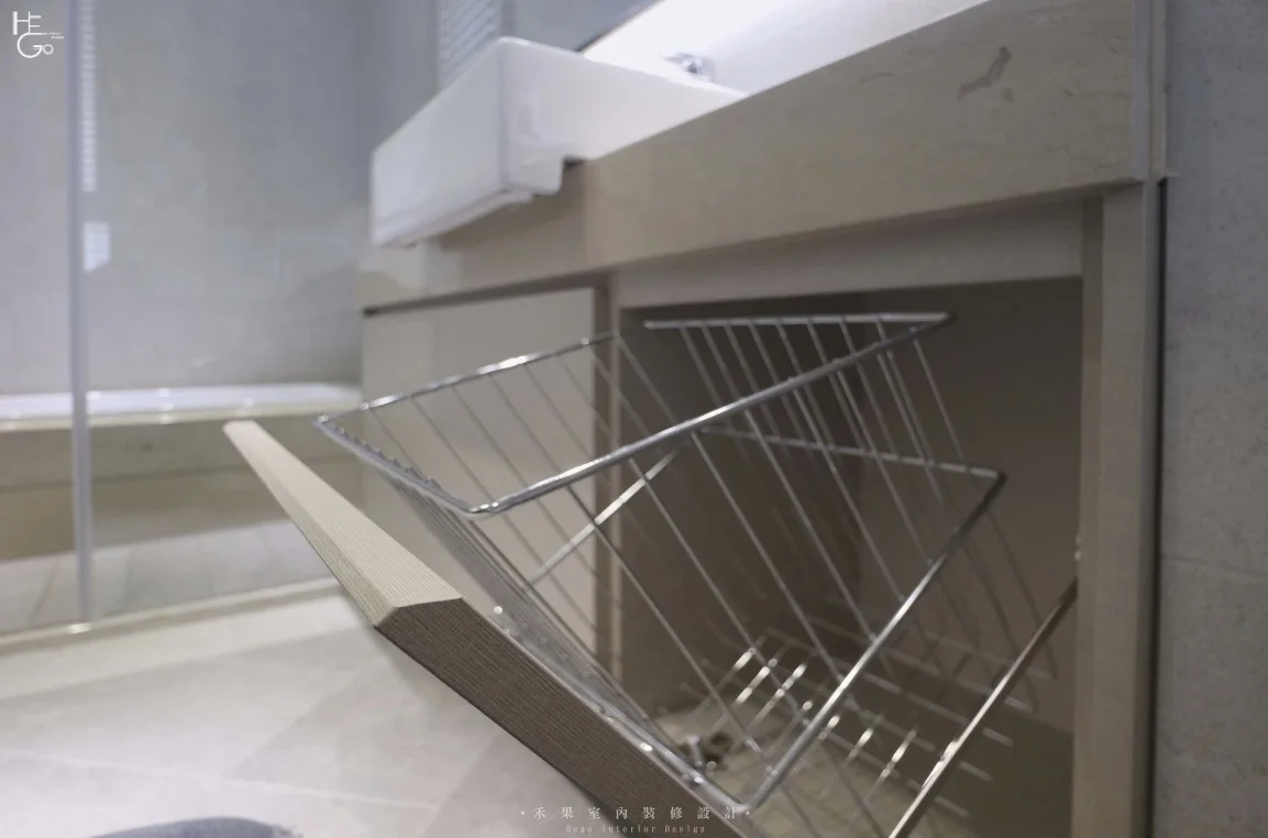 Bathroom cabinets and vanities