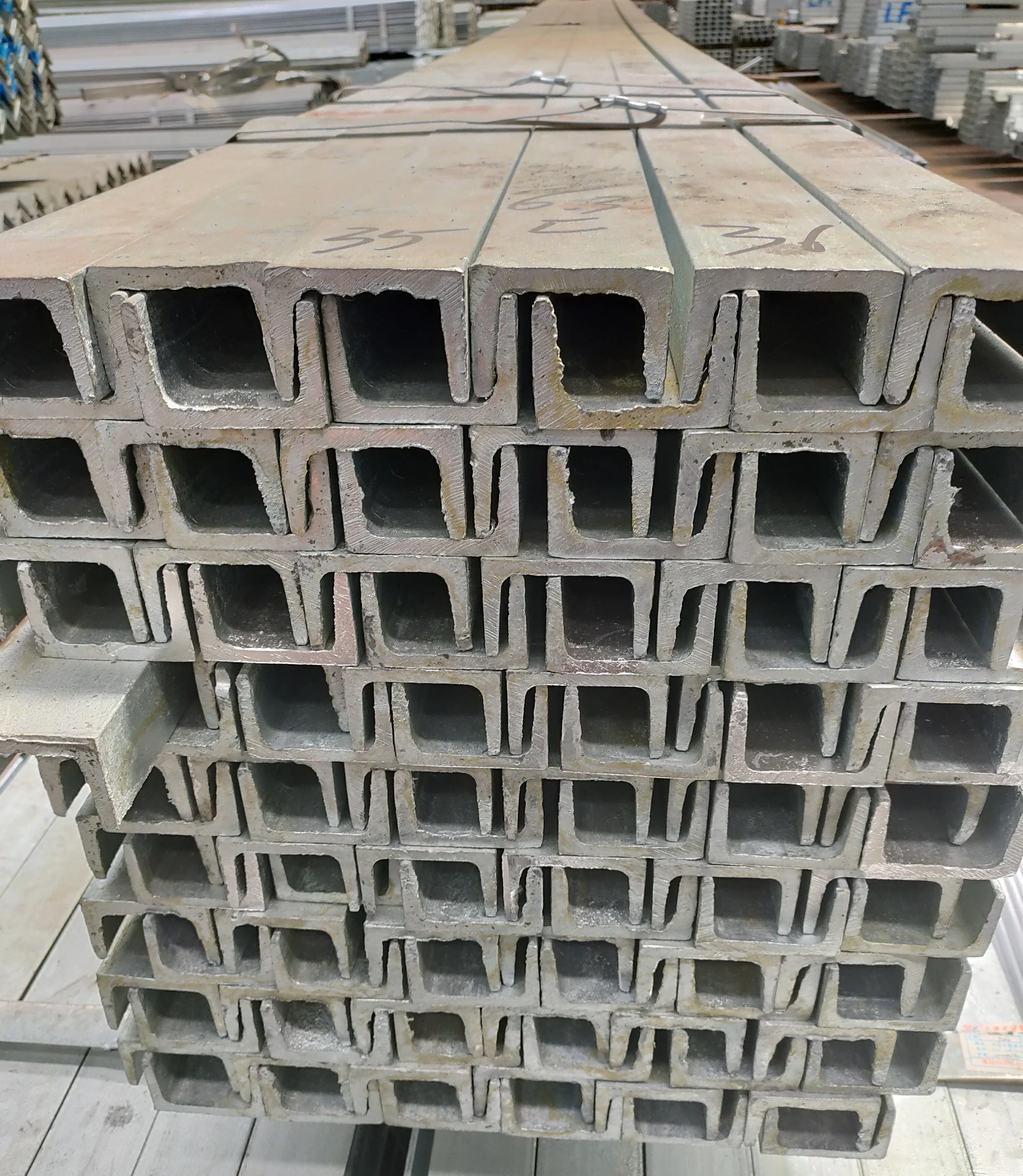 Best Price 300x87x9.5mm China Channel And U Beam Steel For Building Structure