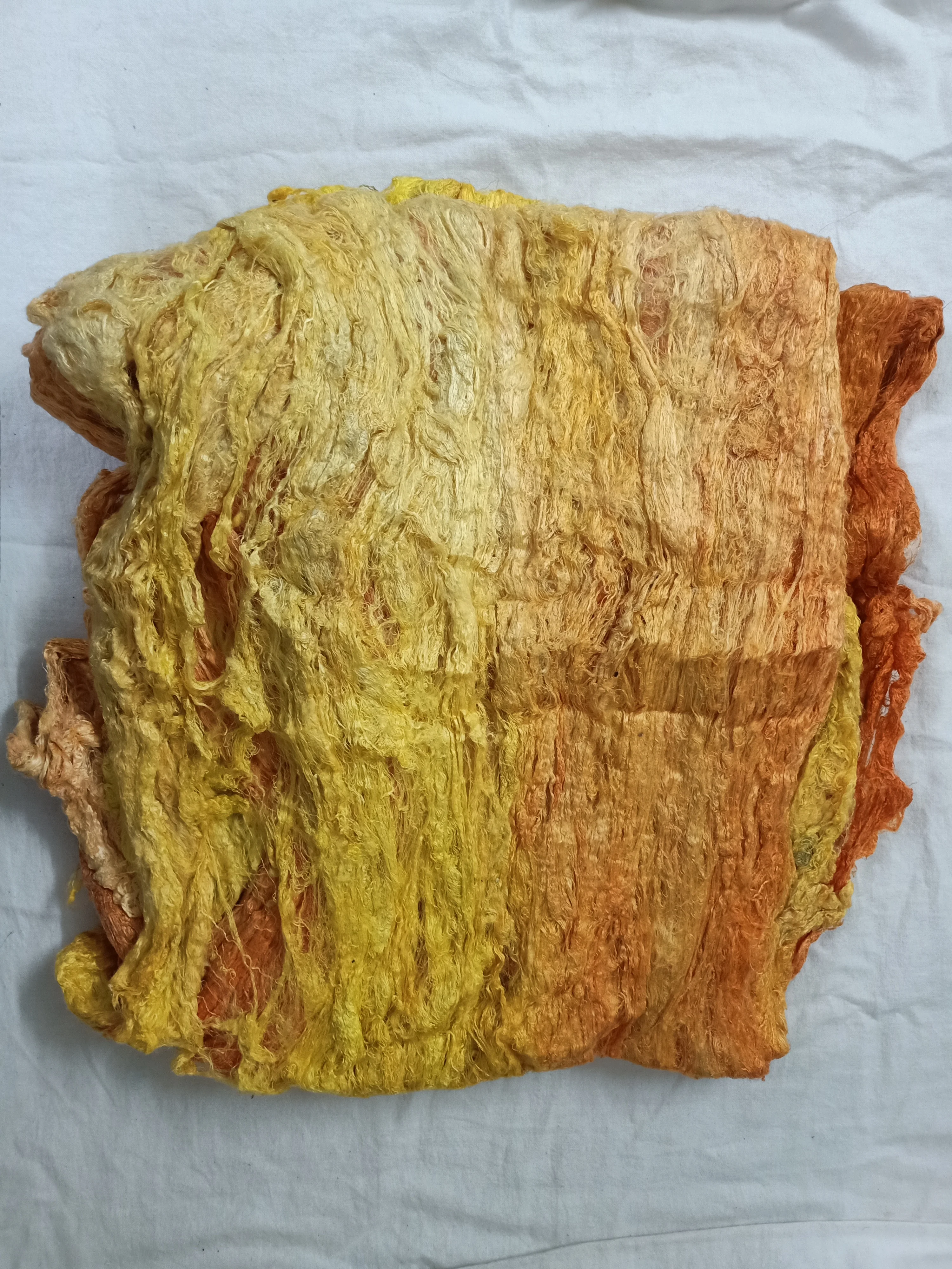 Изготовленные на заказ круги Шелкового волокна окрашенные в оттенки желтого цвета идеально подходят для магазинов пряжи и волокон перепродажи