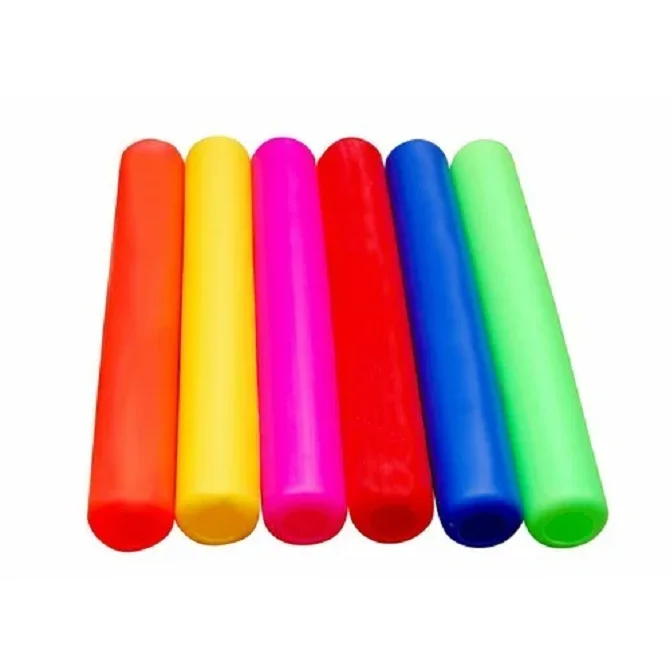 Эстафеты-один из основных элементов школьных спортивных дней соревнования по треку и пластиковые эстафетные дубинки многоцветные