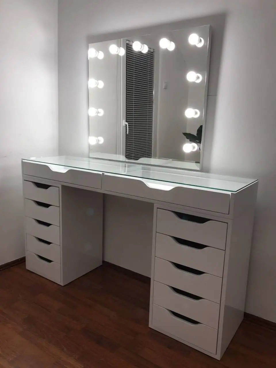 New Hot Sale Home Bedroom Furniture Set Glass Table Top Wood Dressing Table Modern LED Makeup Vanity Desk With Mirror And Drawer