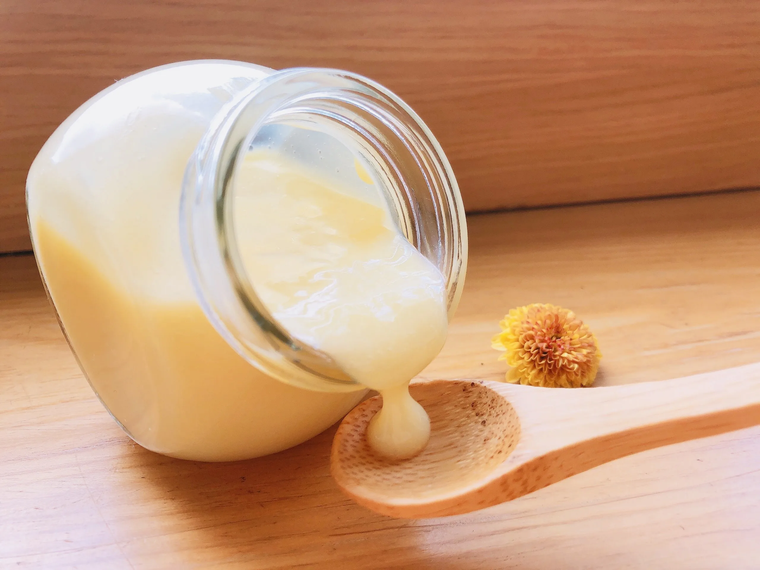 Tasabee Royal Jelly Factory Supplier Bee Products Healthcare Vietnam Pure 10-hda 1.8 Organic Fresh Royal Jelly