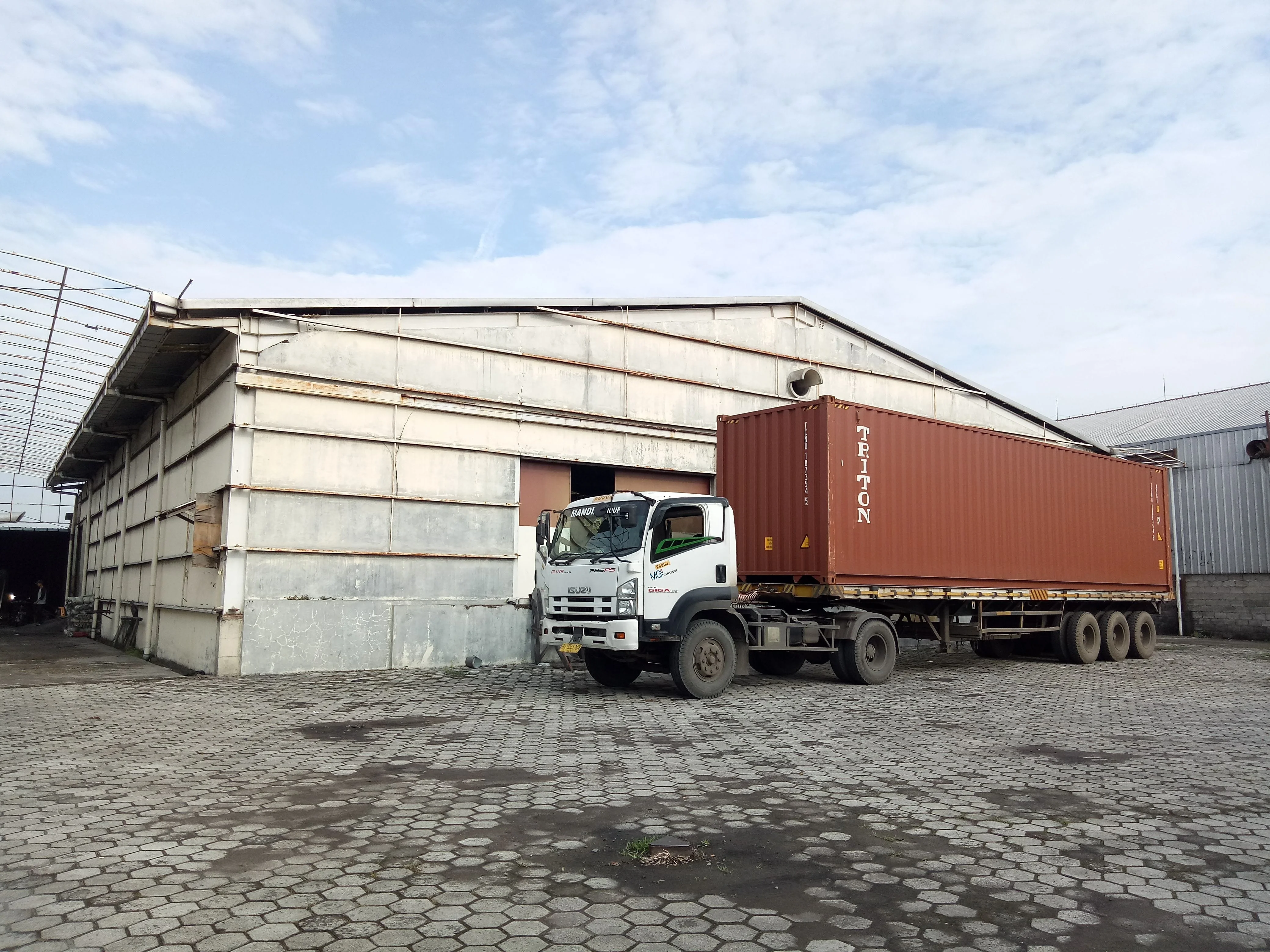 COCONUT CHARCOAL BRIQUETTE Pure Coconut Shell Shisha Charcoal Hookah Charcoal From Indonesia