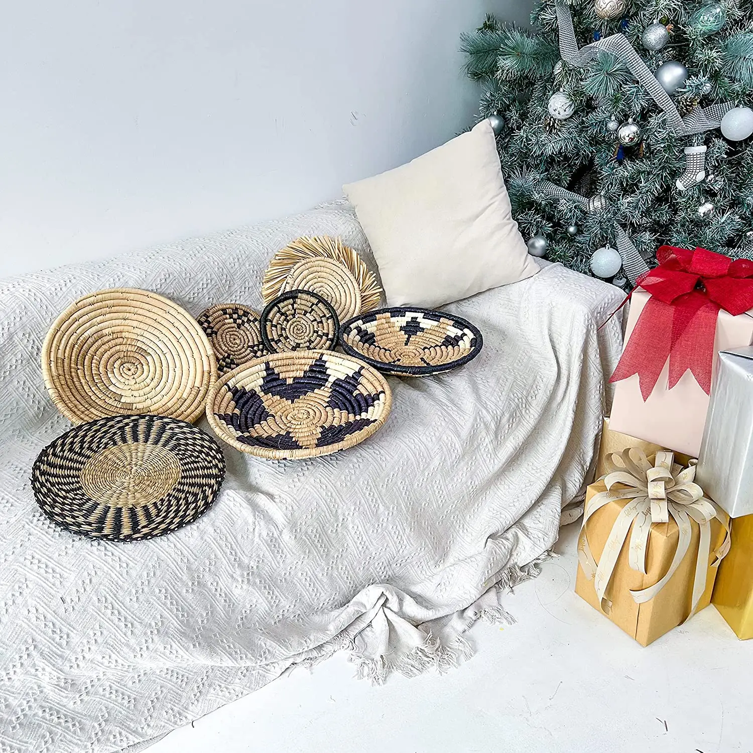 White Jasmine Garlands Jute Wall Art With Pom Pom Outdoor Patio Diwali Indian Wedding Party Backdrop Mandup Stage Decoration