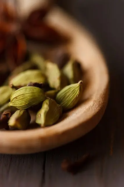 Wholesale top natural dried cardamom to ensure safety and health in factory Vietnam