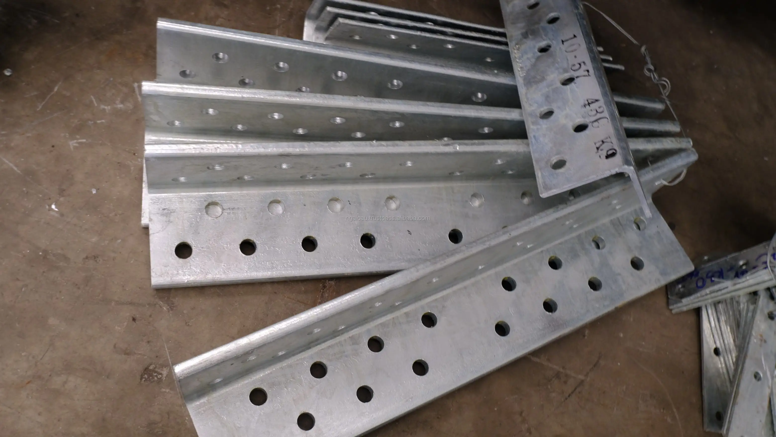 By The Customer Design: 110-500 KV Galvanized Steel Lattice Power Steel Tower Produced In Viet Nam