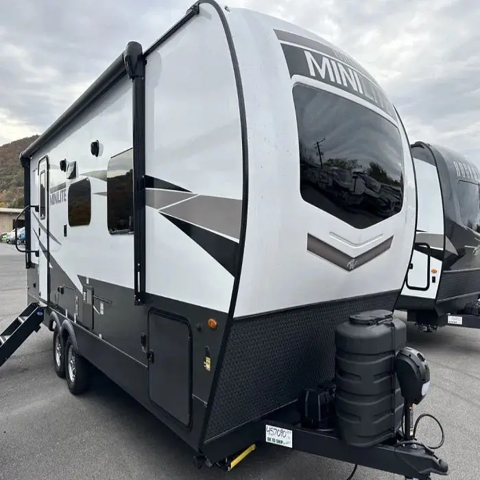 Modern Luxury Motorhomes for Travel 4x2 Automatic RV Caravan-Compatible Off-Road Trucks Durable Trailers with Excellent Design
