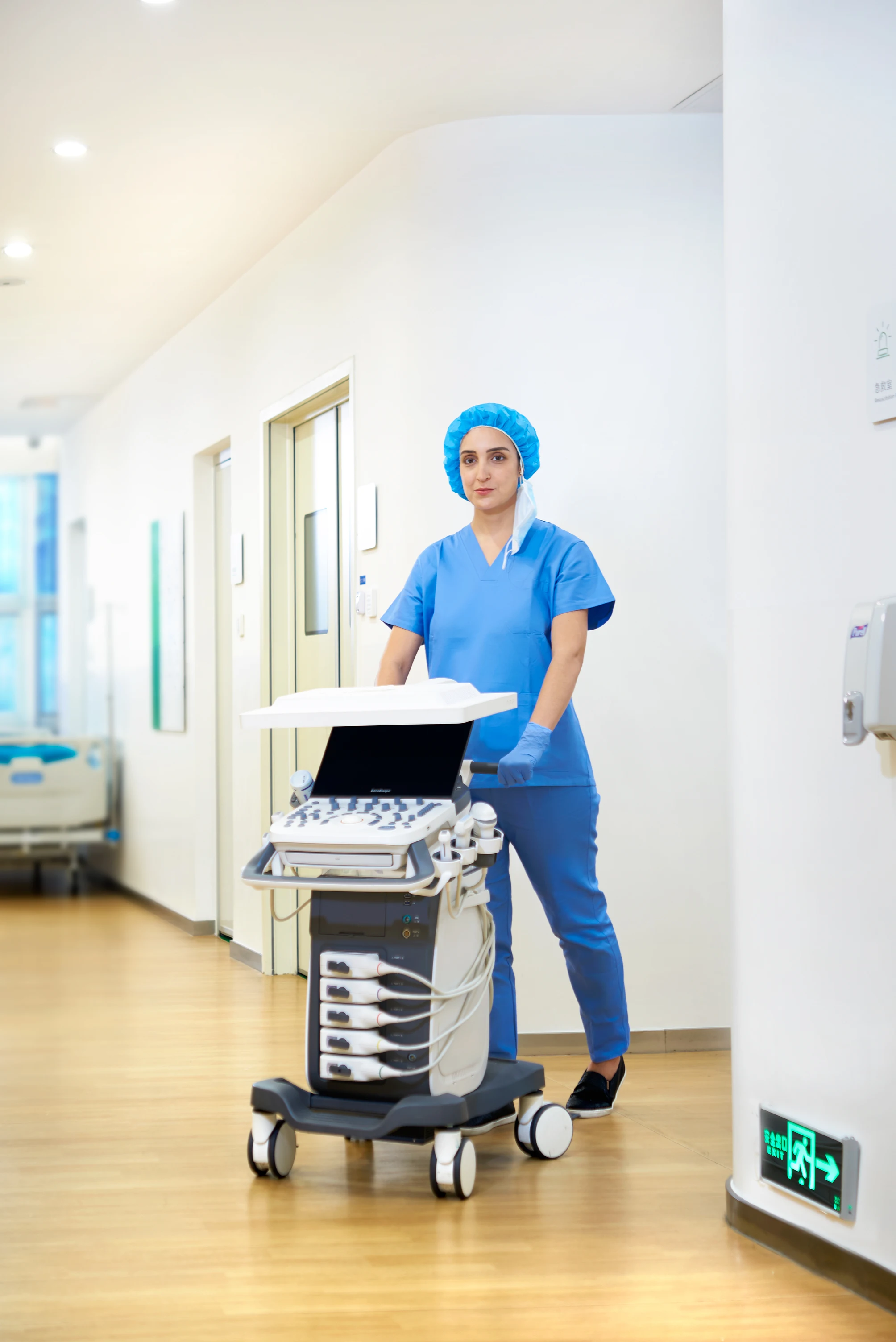 Trolley Color Doppler ultrasound scanner 3D/4D sonoscape P25 machine with a good price.