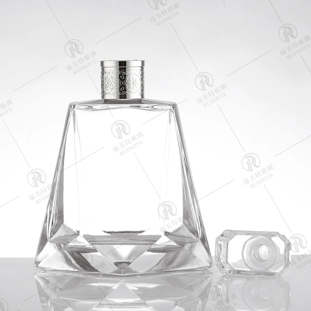 Custom factory  500ml 750ml transparent empty XO glass bottles liquor Vodka bottles