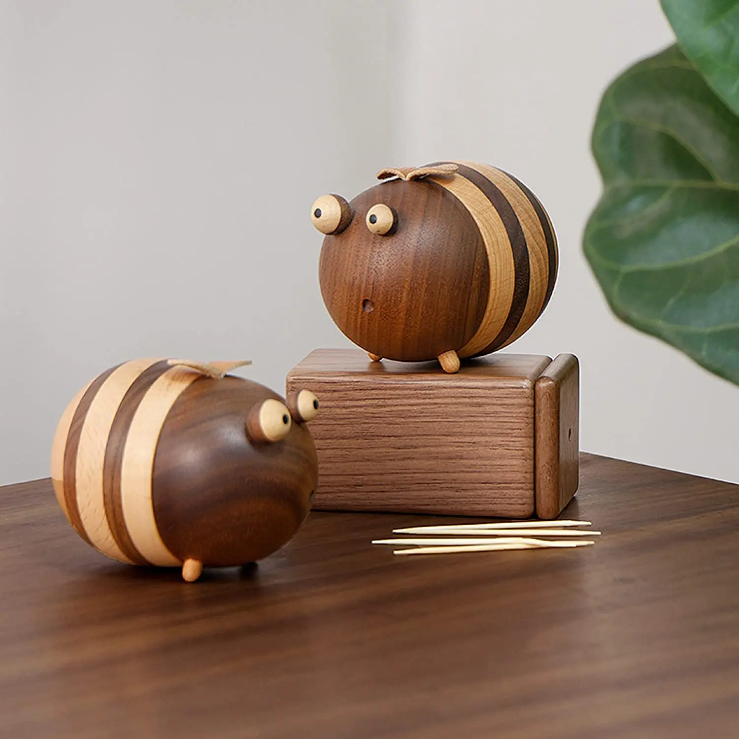 Latest Design Hot Sale Toothpick Holder Gifts Dispenser Bee Decor Bee Holders 150 Pcs