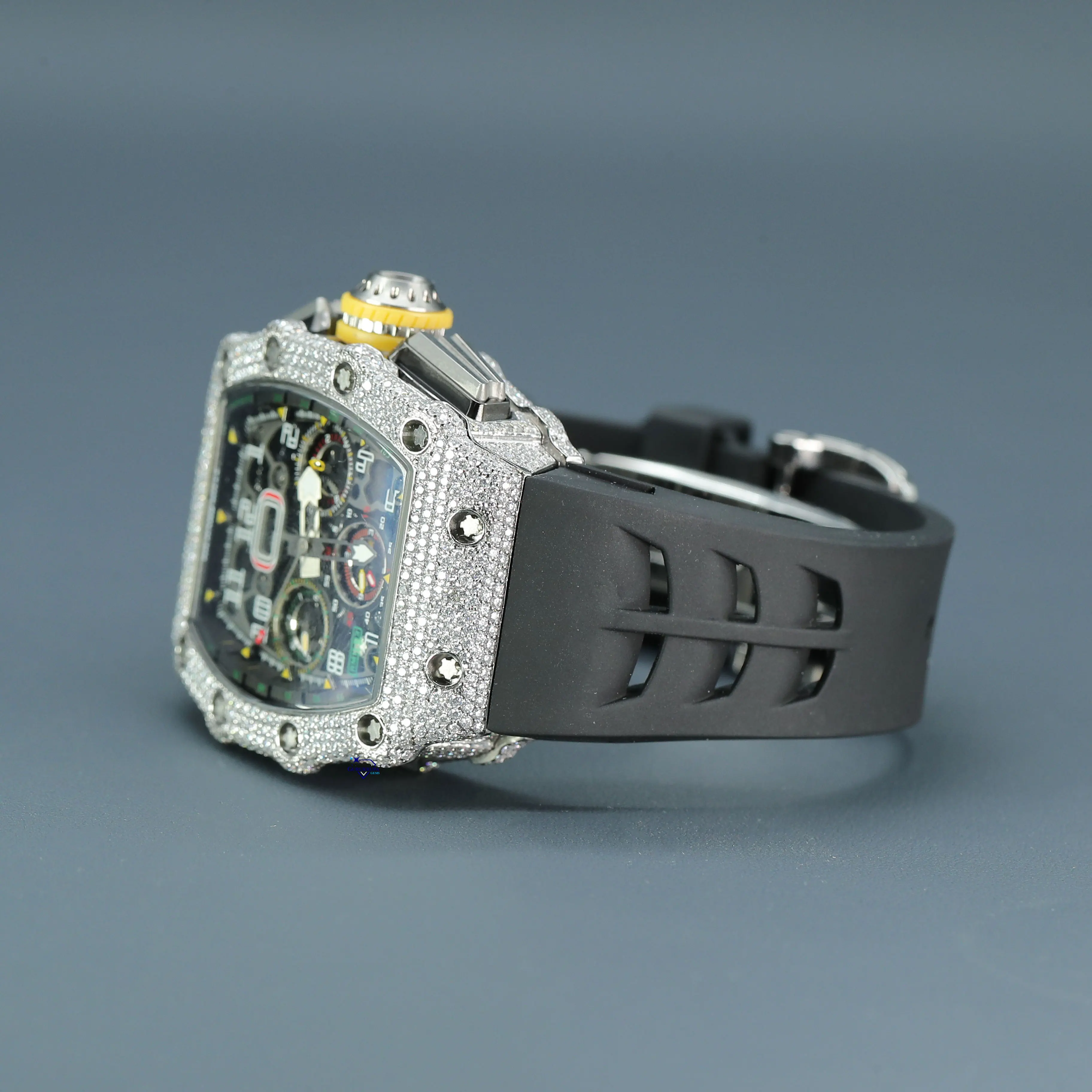 This stylish mens hip hop watch crafted and adorned with VVS clarity natural round brilliant cut diamonds fashion jewelry