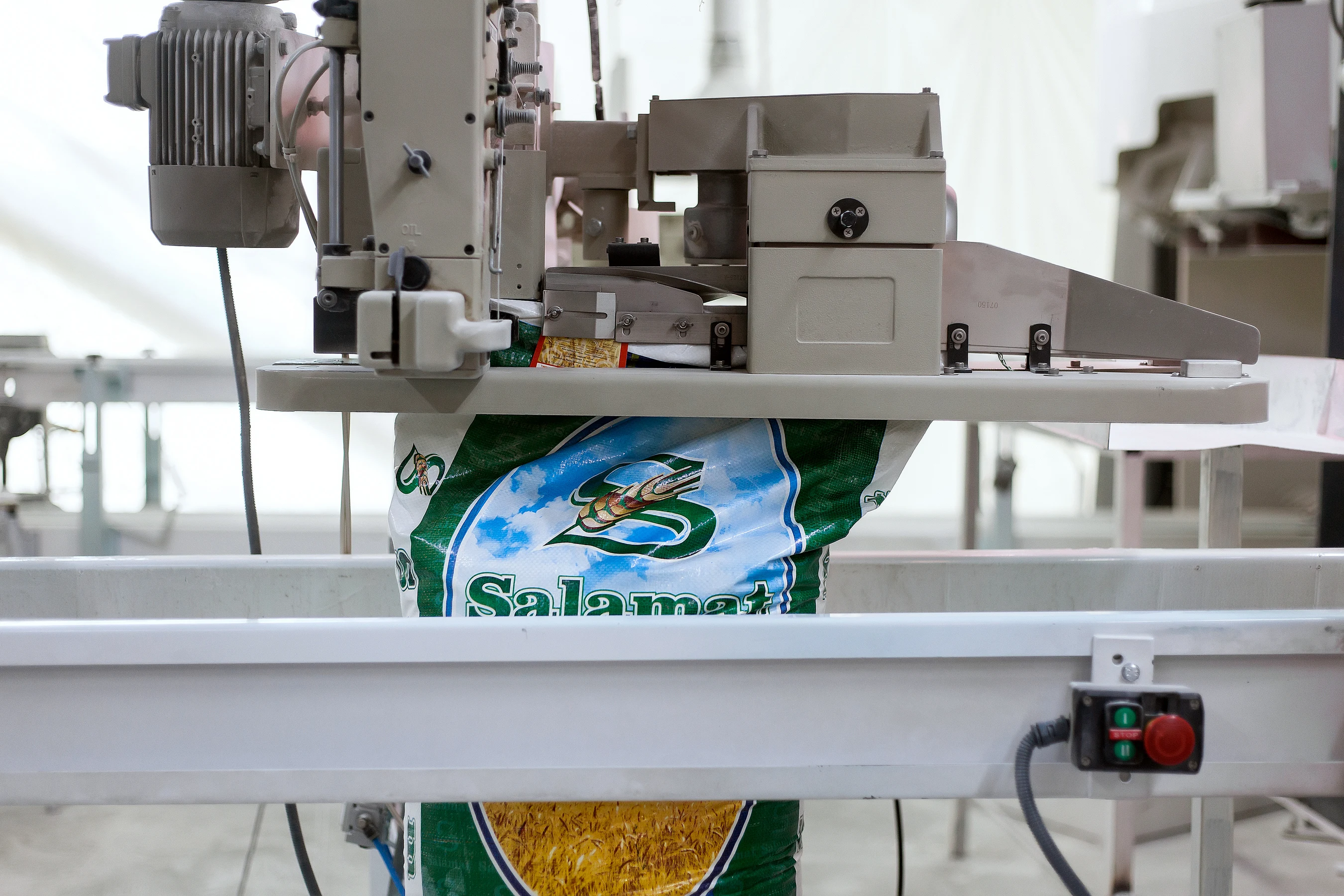 Пшеничная мука первого сорта «Саламат» продукт Казахстана упакован в пакеты 25 кг оптовые цены Горячая Распродажа пшеничной муки