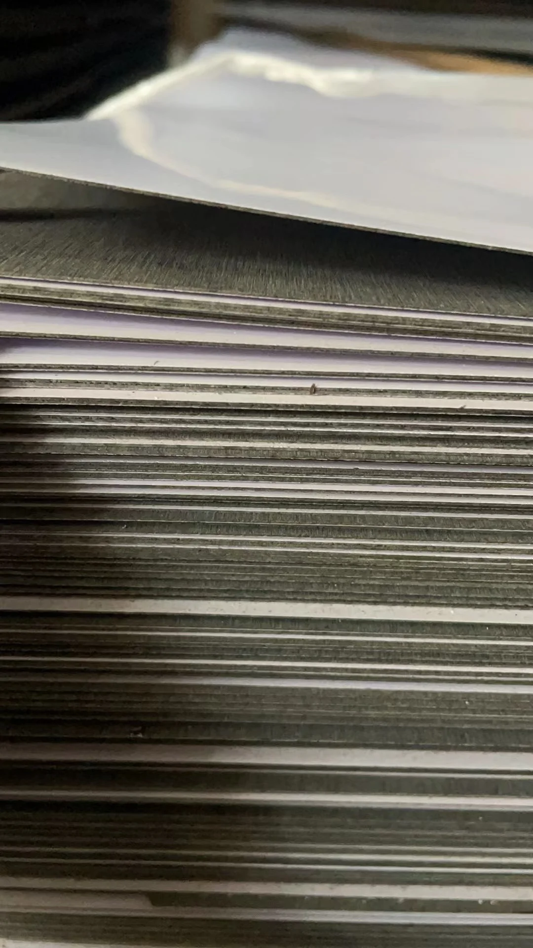 Белый лист слюды