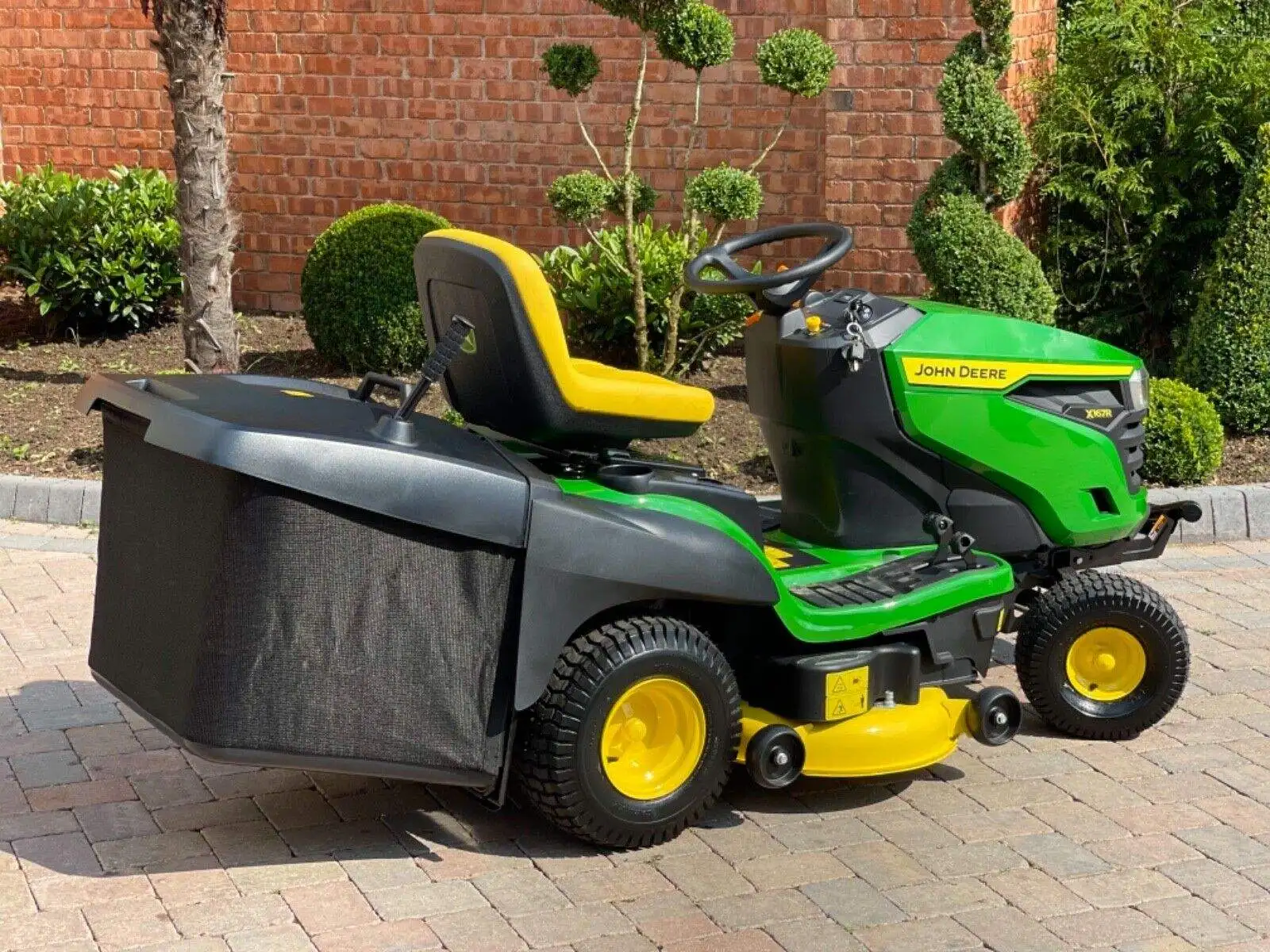 John Deer X167R lawn tractor, ride -on mower Agricultural Machinery Grass Garden Lawn Mower John Deer X167R Lawn Mower