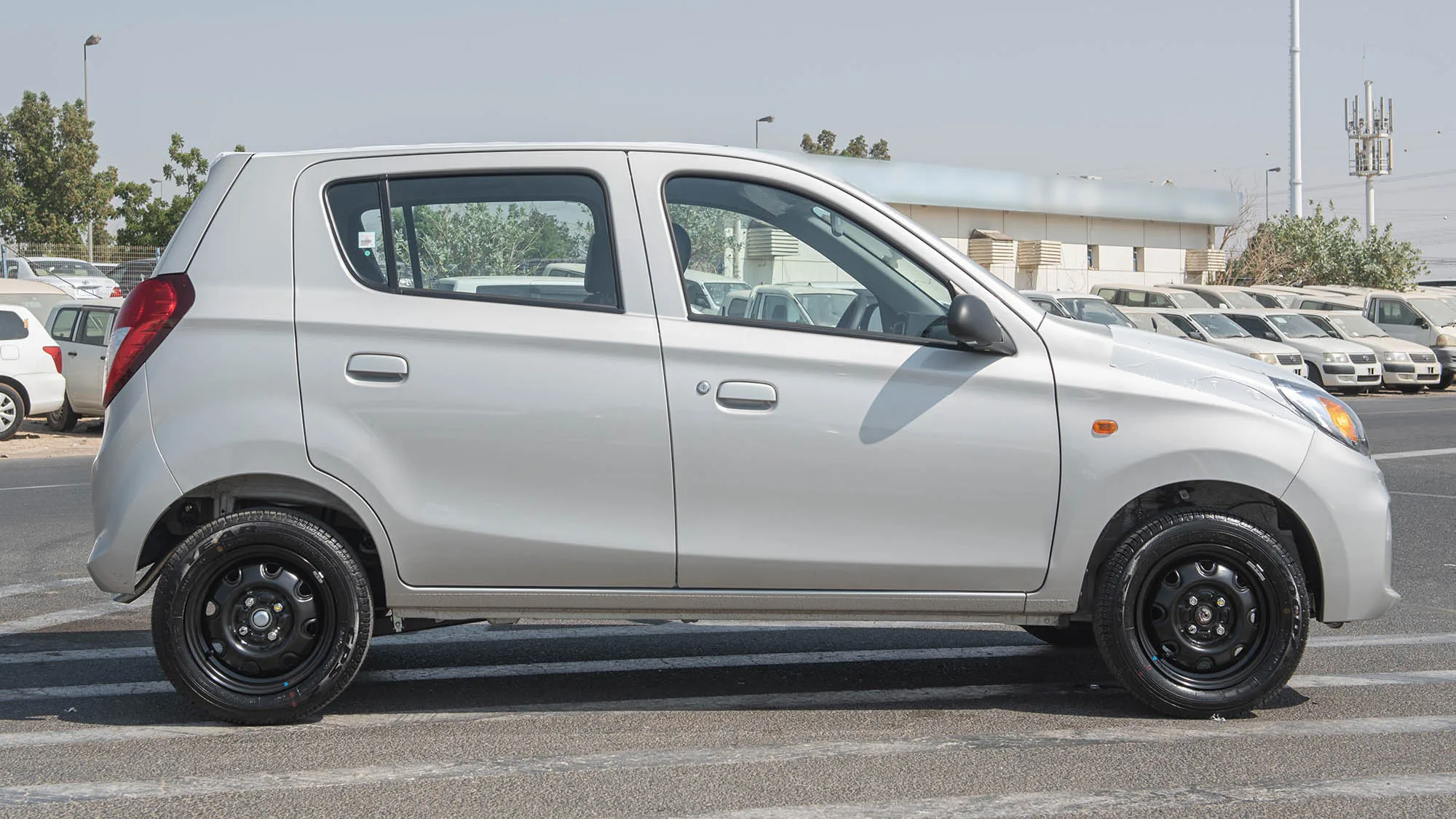 Очаровательные и чистые подержанные автомобили SUZUKI ALTO GLX MT 0 8 P MY2023 серебро