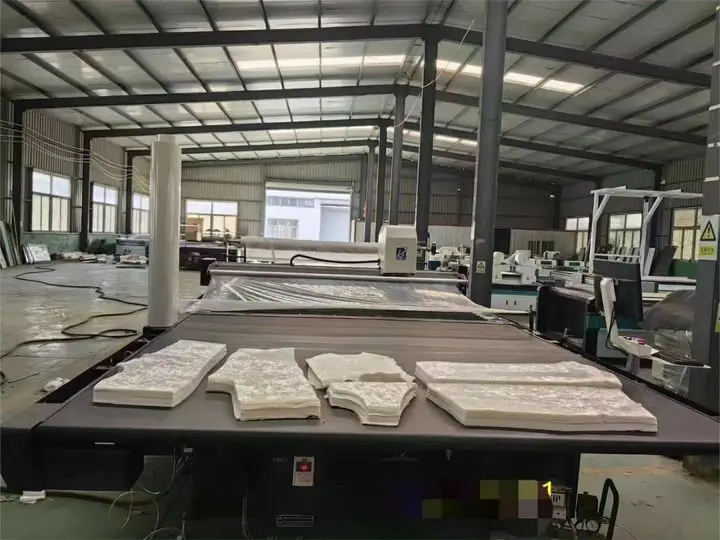 Selling Well CNC Cutting Machine Genuine Leather Multilayer PU Leather Vibration Cutting Machine
