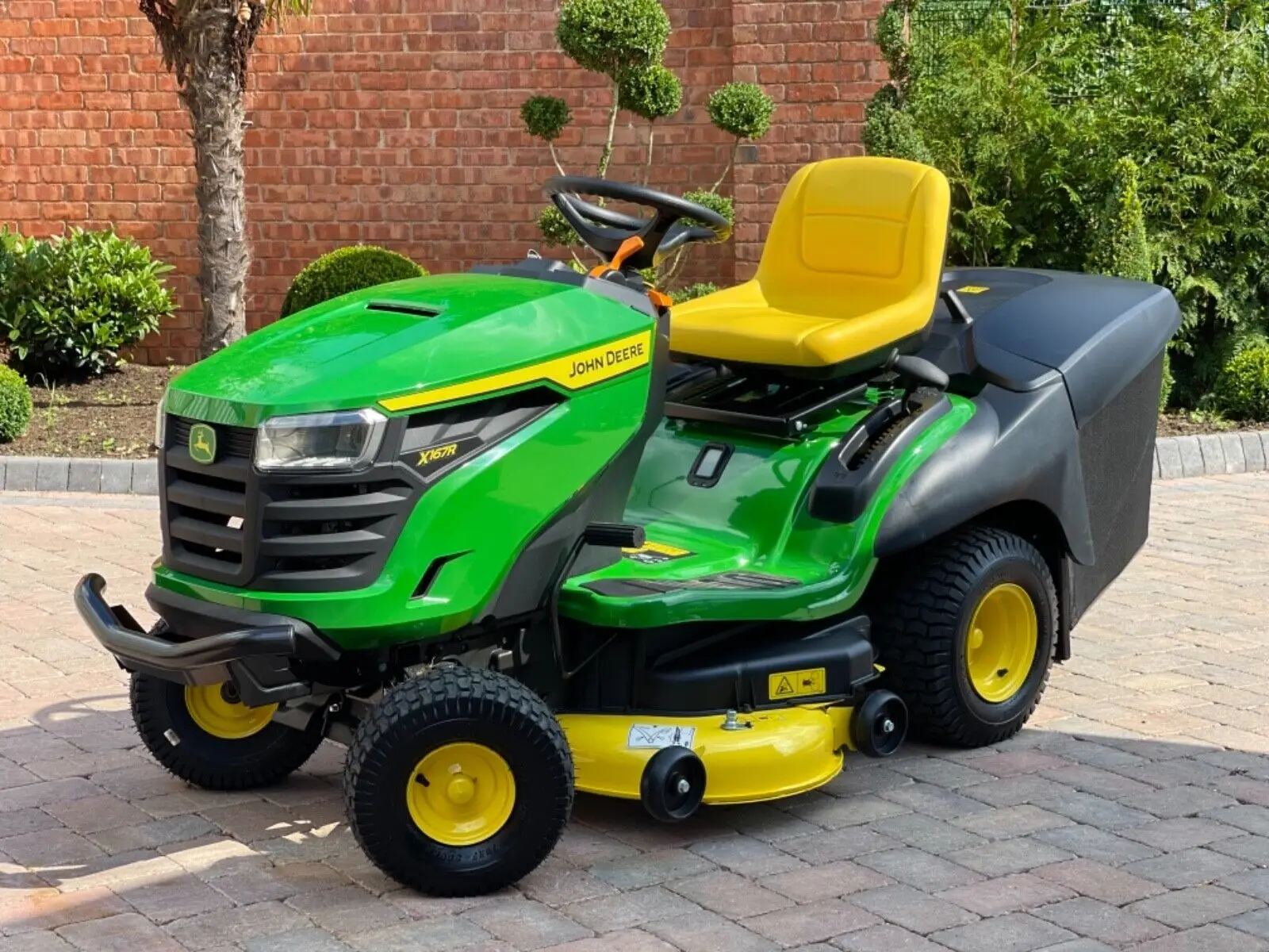 John Deer X167R lawn tractor, ride -on mower Agricultural Machinery Grass Garden Lawn Mower John Deer X167R Lawn Mower