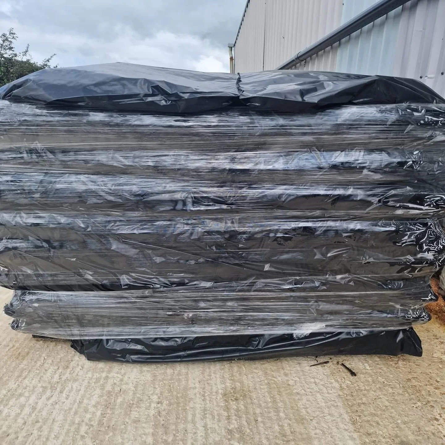 Dried ASH, OAK, BIRCH, BEECH Logs Large Crate Top Quality Kiln Dried Split Firewood / Beech Firewood/ KD firewood on pallet