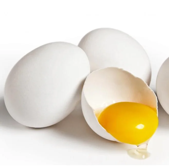 100% органическое вкусное куриное яйцо коричнево-белого цвета