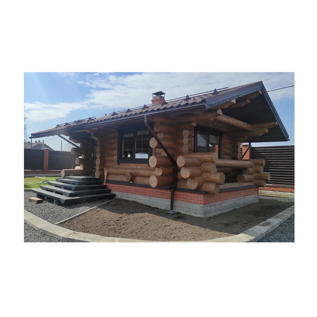 Customize 100% Natural Wood Outdoor 31.5 m2 Living House Natural Solid Pine & Spruce Log Guard house for living