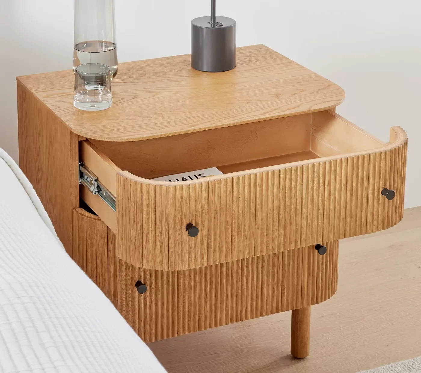 Тумбочка из дуба: вечная элегантность и практичное хранение-идеальное дополнение к декору вашей спальни