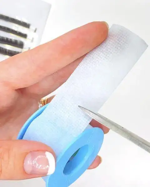 Versatile medical tape used to fix bandages, light-weight tubes and devices on the skin Nexcare SST-1 3M