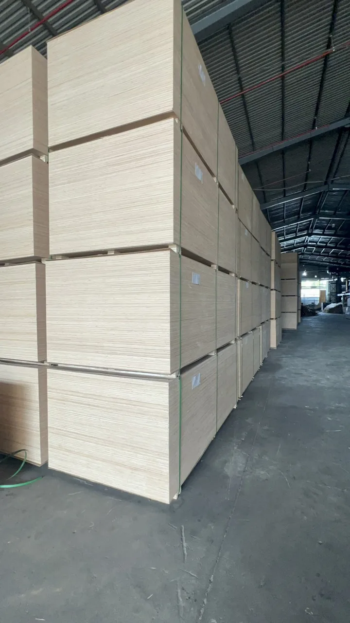 Attractive Deals Vietnam Higher Grade Traditional Style Construction Timber Natural Wood LVL Plywood Wood Excellent Quality