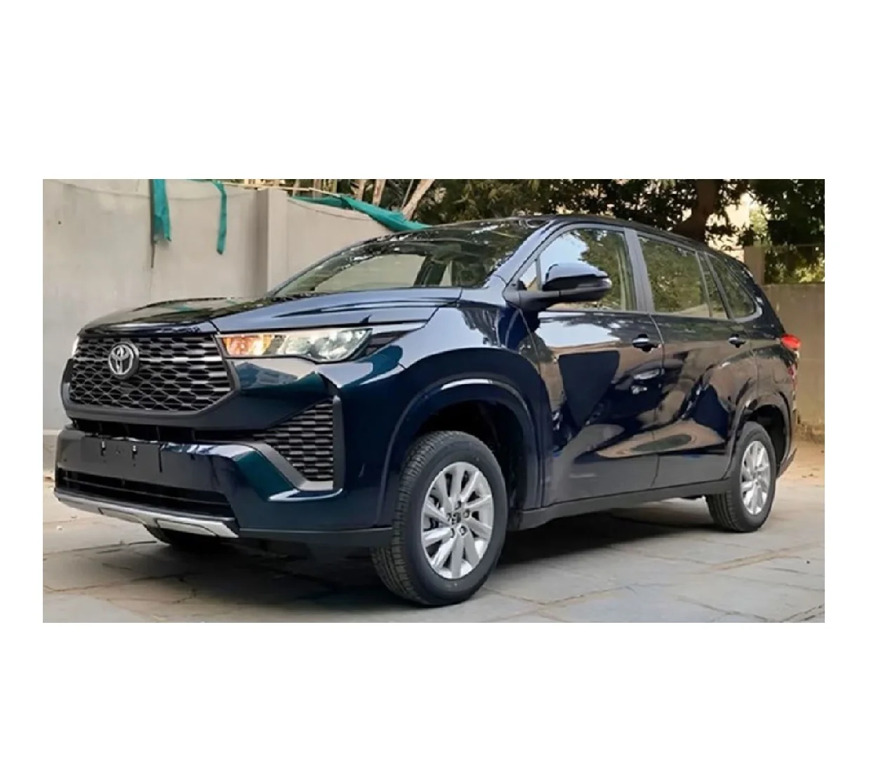 Toyota Innova Hycross есть в продаже отличное качество надежный автомобиль с низким пробегом