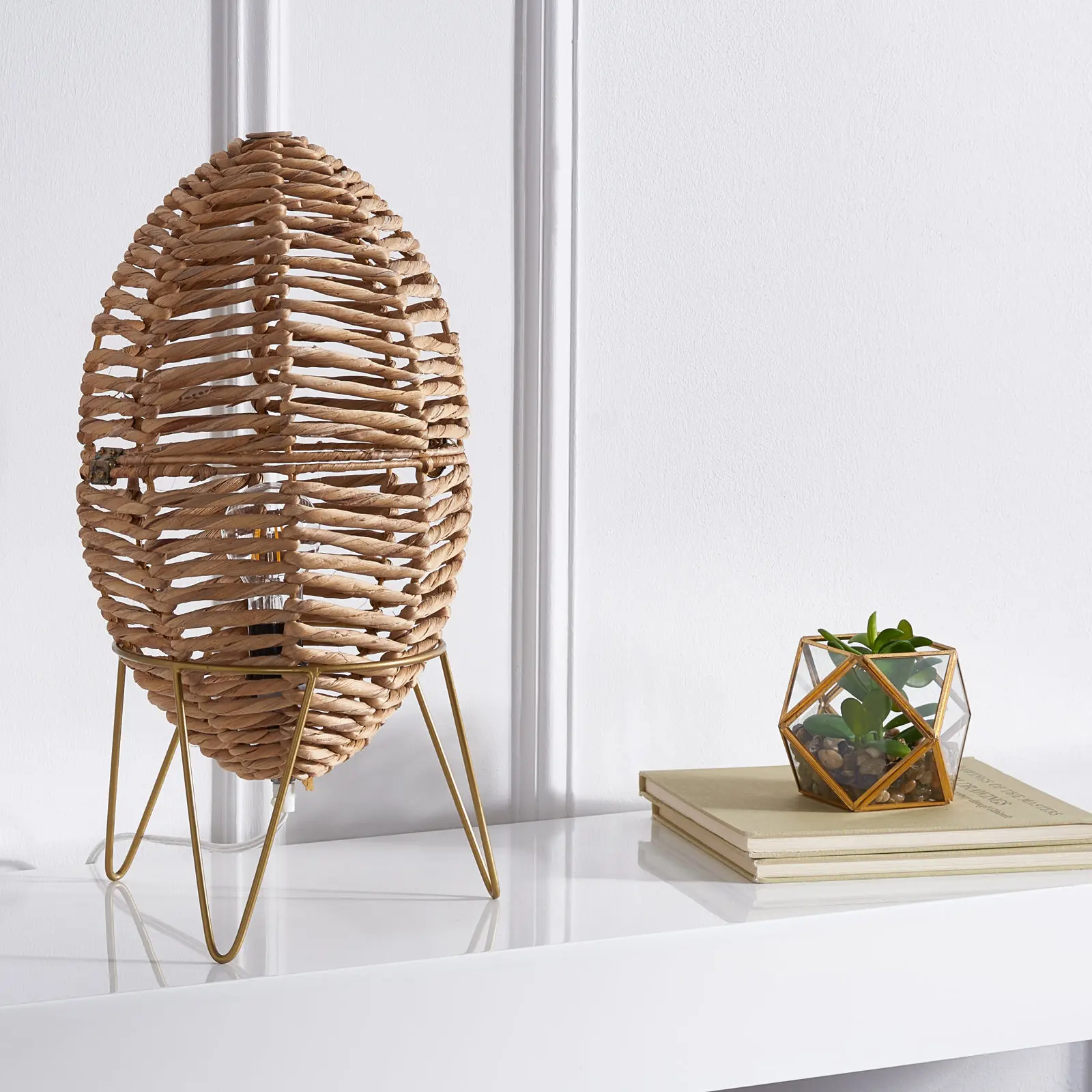 European Quality Table Led Light Lamp Wholesale Creative Tableside Bed Room Decoration Handcrafted Water Hyacinth Natural Lamps