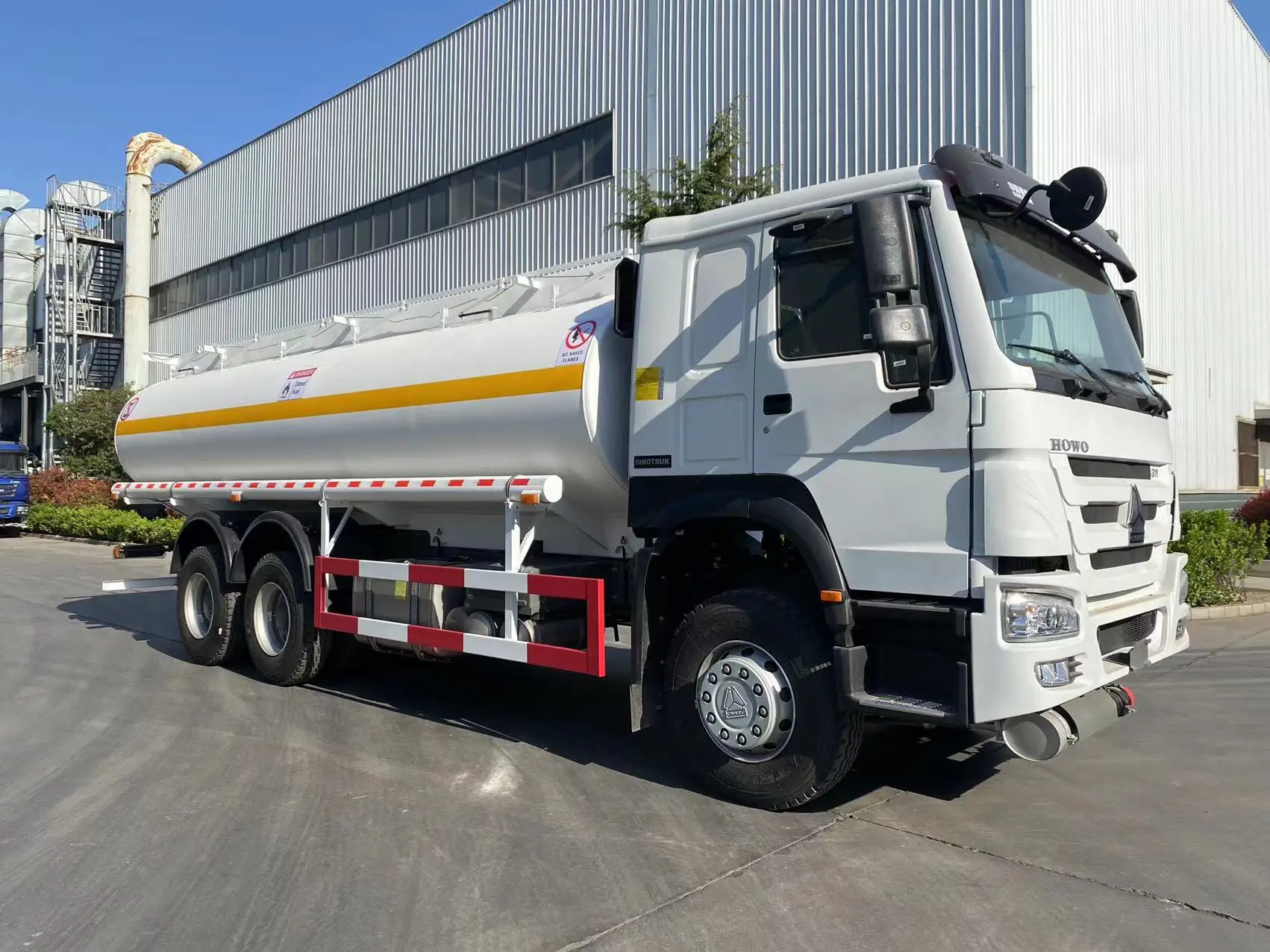 Low Price HOWO  6x4 4x2 oil tank truck 20000L Capacity Fuel Tank Truck Palm Oil Transportation Tanker Truck Euro 2 emission