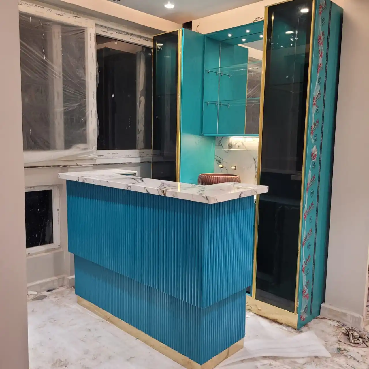 Custom-Made Wood Commercial Bar Counter Exclusive Whisky Cocktail Liquor Bar Design Ideas for Club Interior Decoration