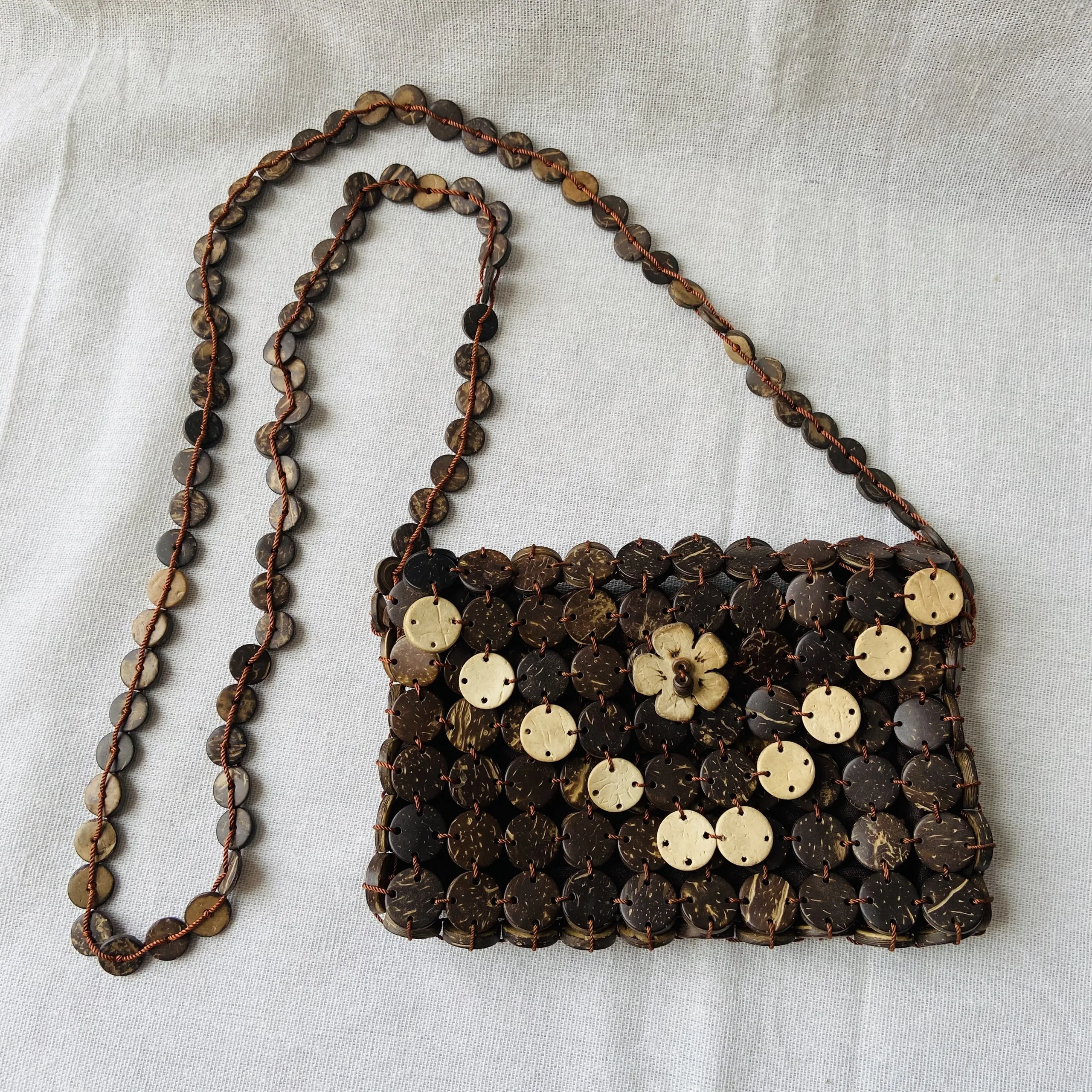 COCONUT SHELL BAG FOR LADIES NEW UNIQUE DESIGN COCONUT HANDBAG FOR WOMEN FASHION VINTAGE BAGS SUPPLIER IN VIETNAM
