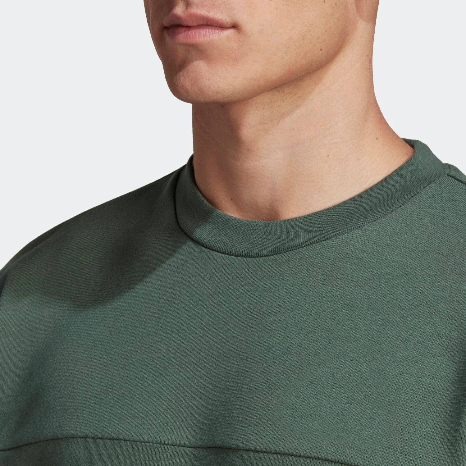 Cozy Forest Green Crewneck Sport Sweatshirt Warm and Loose Fit 77% Cotton 23% Recycled Polyester Anti-Wrinkle Pullover Style