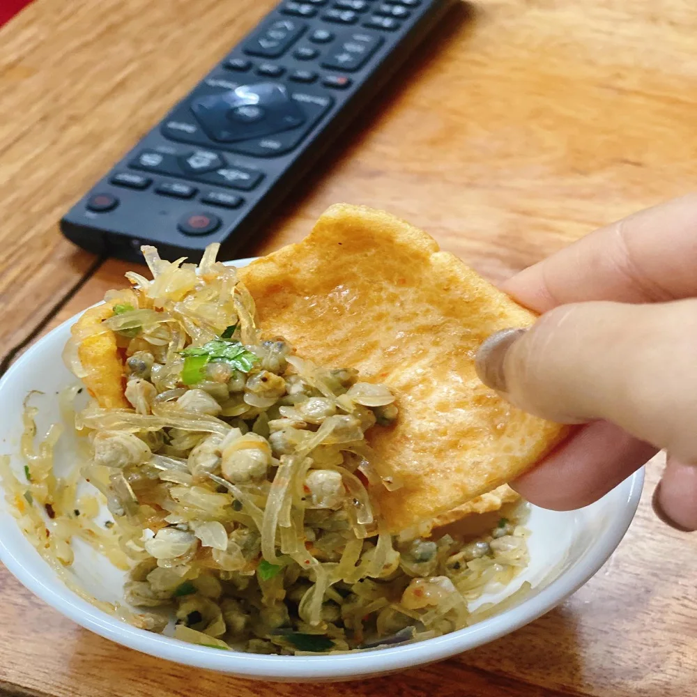 Vietnam Wholesale High Quality Seafood Snacks  Crispy Salty Taste 500gr Box Seafood Snacks 9 months Shelf Life OEM Prawn Cracker