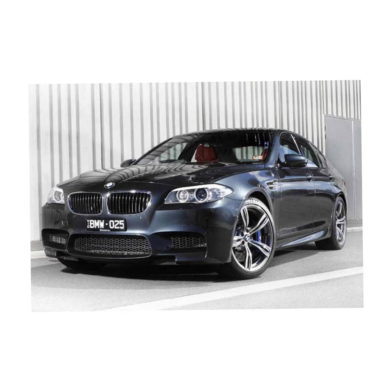 Яркий внешний дизайн BMW M5 F10 с яркими линиями и агрессивными элементами стиля которые подчеркивают