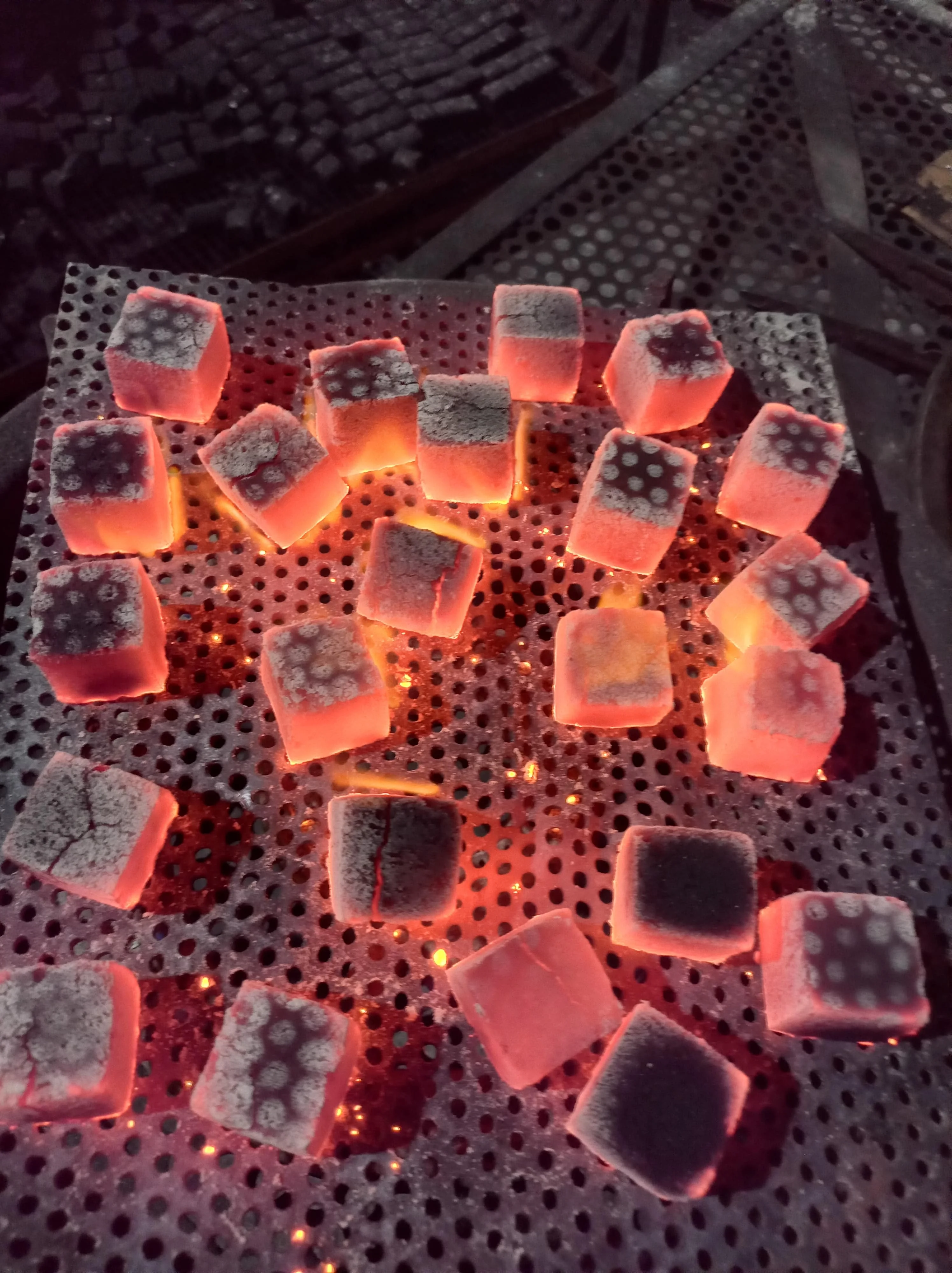 ATTRACTIVE PRICE Coal Coconut Charcoal From Indonesia Hookah Coconut Shell Charcoal