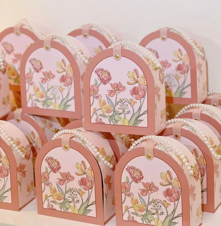 New design Ins Style Cardboard Box Gift Box For Wedding Guest With Beautiful Flower Design With Pearl Handle