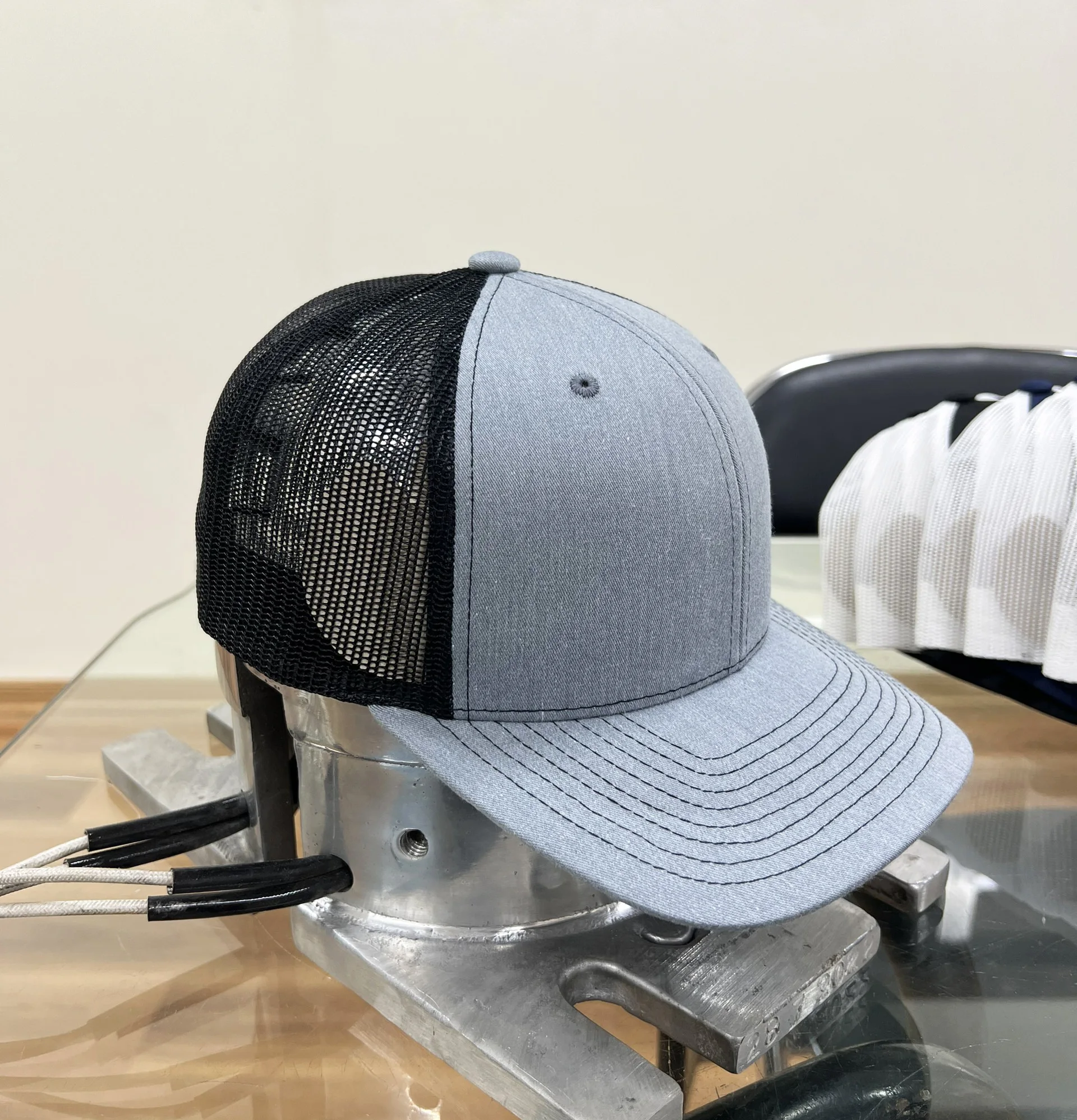 Wholesale Leather Patch Trucker Cap for Man Fashion Sun Visors Summer Spring Trucker Hats OEM Manufacture