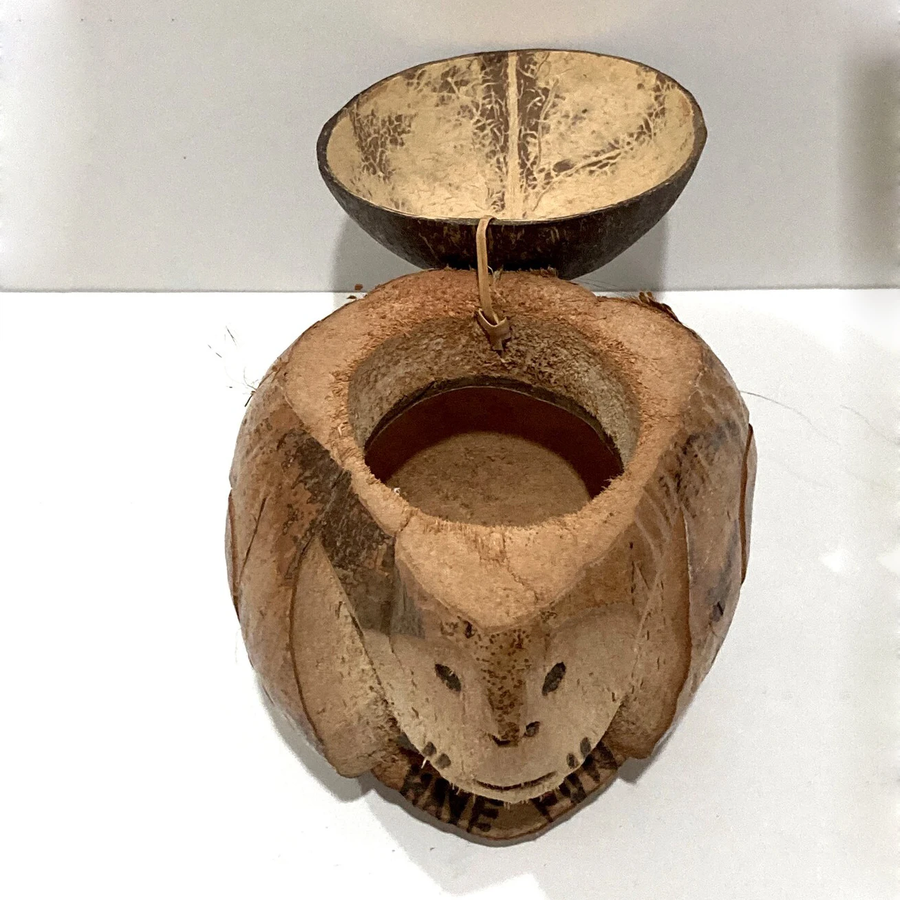 High quality Hawaiian Decoration Coconut Carved Monkey Bank Sculpture Luau Party Table Decor Hawaii Souvenir Tiki Bar Carving