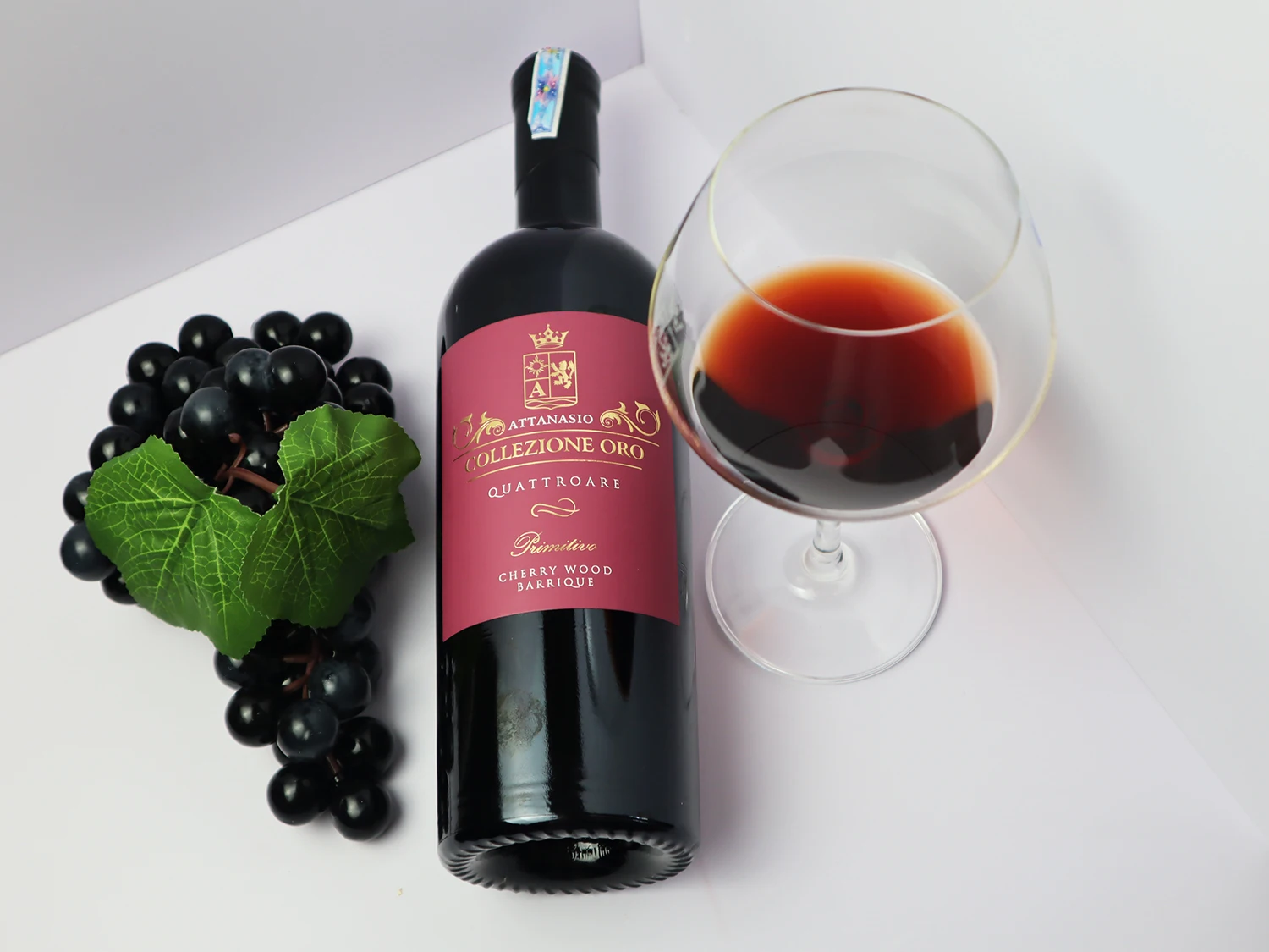 Примечания о обеденном столе с изображением сливы, срок годности, лучшие типы красного вина Attanasio Collection Zion Oro Series VA-Quattroare из Италии