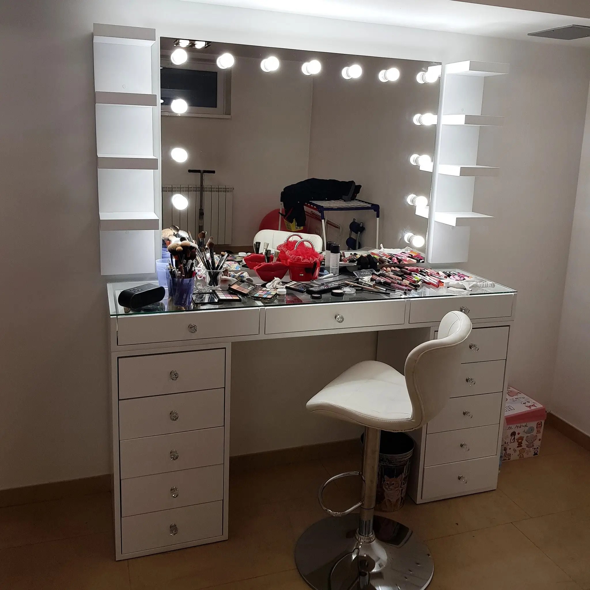 Luxury Bedroom Furniture Transparent Desktop Design Wood Dressing Table Hollywood Mirror With Led Bulbs And Drawer Makeup Vanity