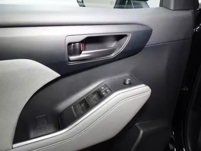 2022 Toyotaa Highlanderr AWD L 4dr SUV 4 Miles