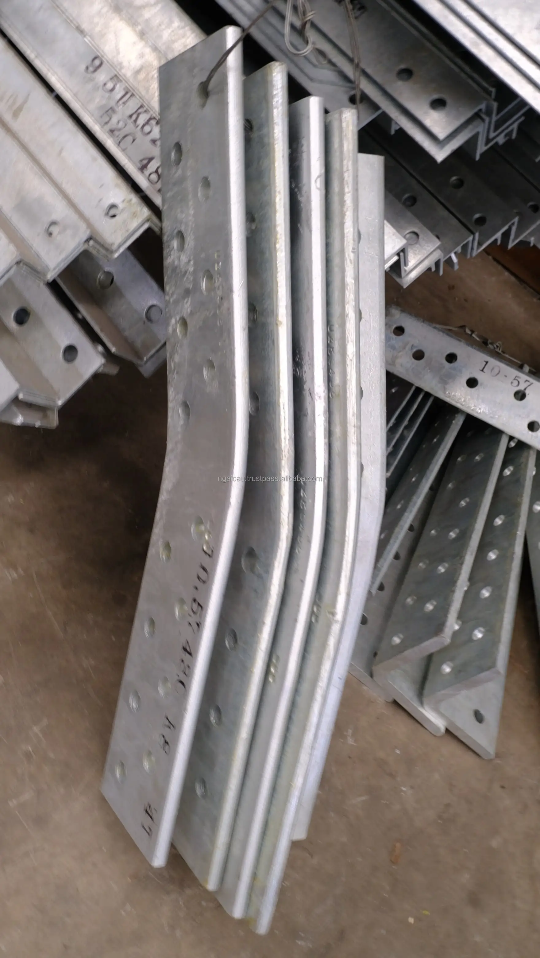 By The Customer Design: 110-500 KV Galvanized Steel Lattice Power Steel Tower Produced In Viet Nam