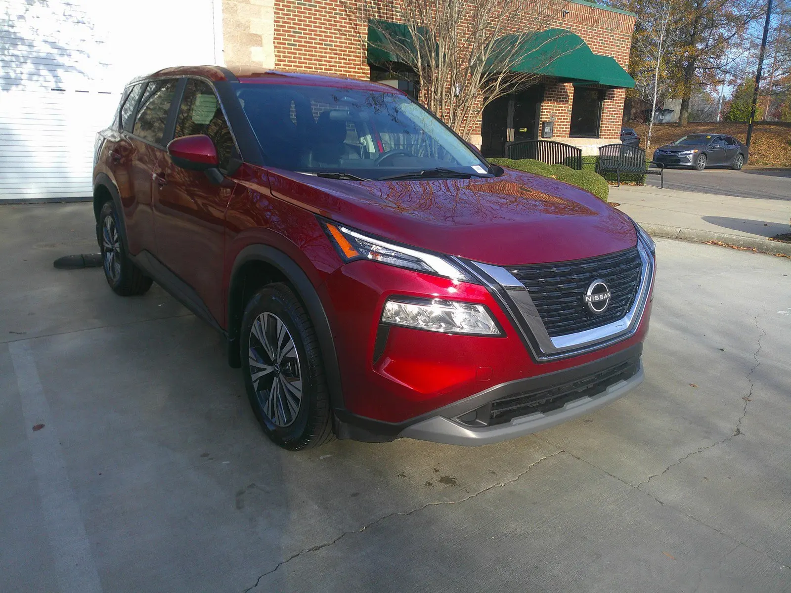 Подержанный 2023 Nissan Rogue SV