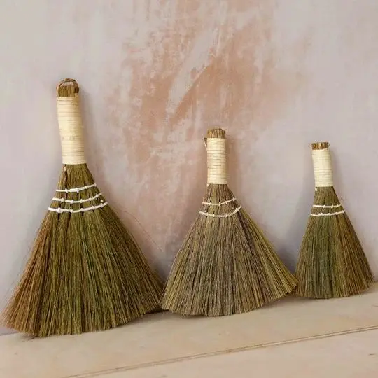 Ecofriendly Grass Broom For Cleaning House cleaning products with short handle/garden broom wooden stick broom handicraft