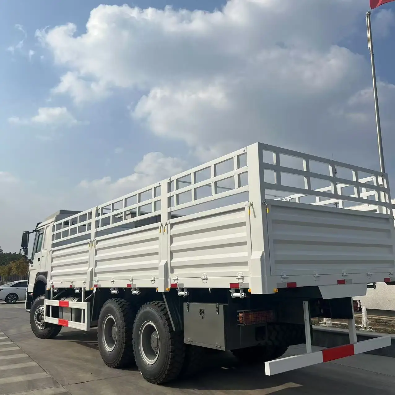 Factory Direct Brand New Chinese Manufacturer Howo 6x4   Tractor Truck Trailer For Heavy Duty Cargo Trailer manual transmission