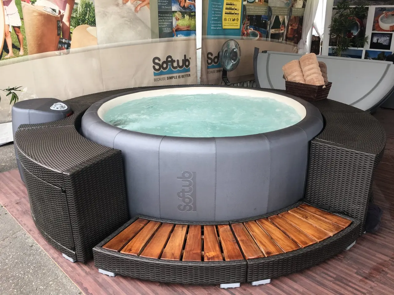 Softub 300 - 5-6 Person Hot Tub