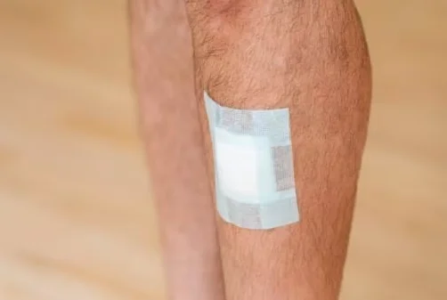 Versatile medical tape used to fix bandages, light-weight tubes and devices on the skin Nexcare SST-1 3M