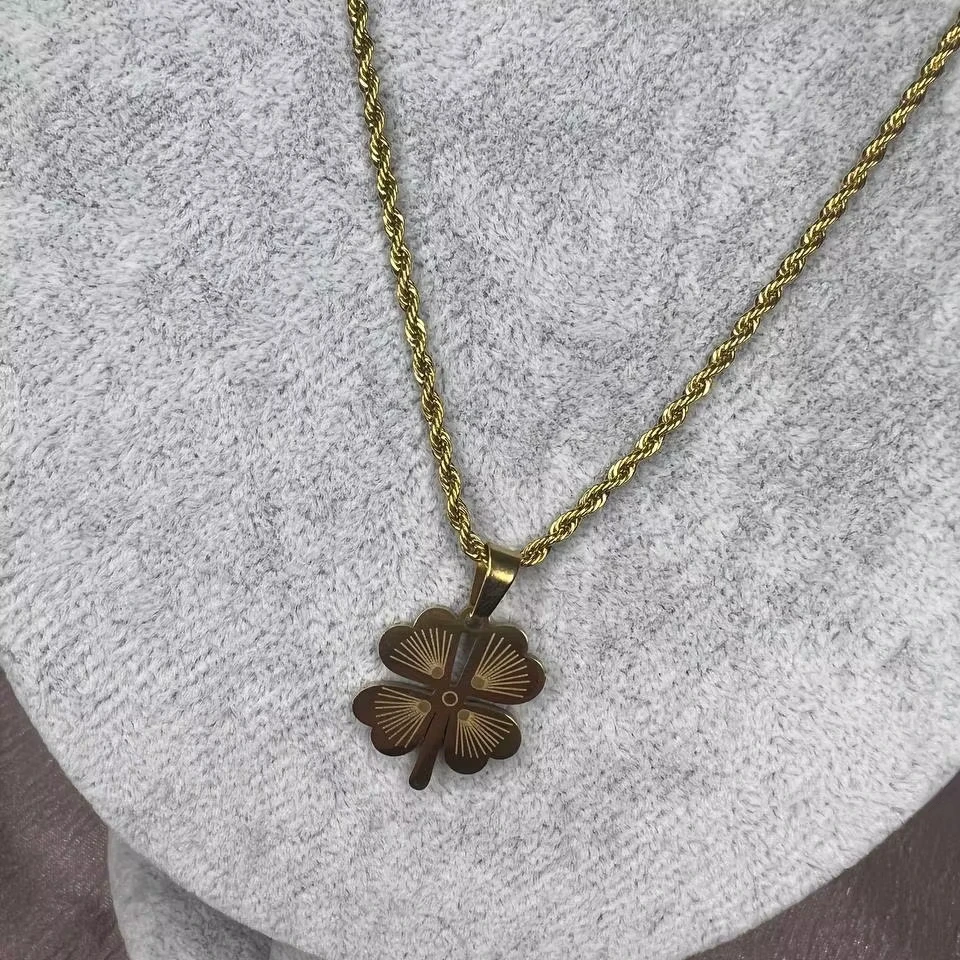 One of the Best-Selling Necklaces in Turkey: The Four-Leaf Clover Necklace, the Most Popular Choice for Gift Giving.